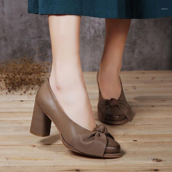 dress shoes woman 2021 genuine leather women pumps high heels round toes square butterfly-knot retro basic model, Black
dress shoes woman 2021 genuine leather women pumps high heels round toes square butterfly-knot retro basic model, Black