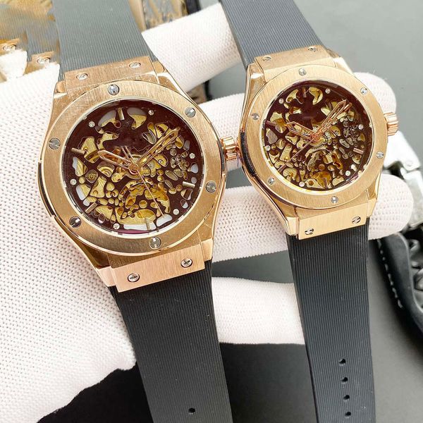 couple luxury watch three-needle hollow series equipped with italian imported calfskin automatic mechanical movement, Slivery;brown
couple luxury watch three-needle hollow series equipped with italian imported calfskin automatic mechanical movement, Slivery;brown