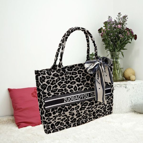 design jewelry bag female new fashion leopard tote handbag large capacity messenger bag
design jewelry bag female new fashion leopard tote handbag large capacity messenger bag