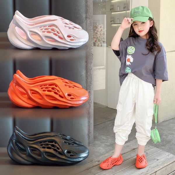 sandals 2021 girls beach shoes summer little soft sole baotou hole boys, Black;red 
sandals 2021 girls beach shoes summer little soft sole baotou hole boys, Black;red