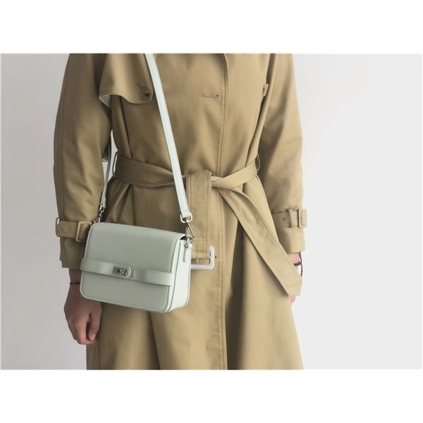 advanced sense of foreign style 2020 new one shoulder straddle women's classic fashion small square bag
advanced sense of foreign style 2020 new one shoulder straddle women's classic fashion small square bag