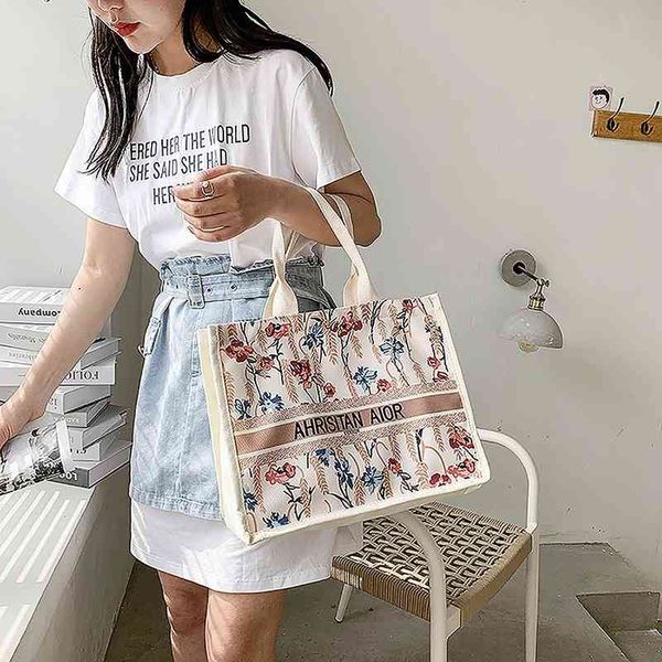 2022 factory wholesale new canvas women's fashion one shoulder tote bag fashion commuter portable shopping bag
2022 factory wholesale new canvas women's fashion one shoulder tote bag fashion commuter portable shopping bag