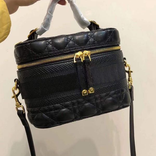 2021 fashion ladies makeup bag travel lipstick powder and other large-capacity cosmetics slanting cross shoulder bag toilet bag
2021 fashion ladies makeup bag travel lipstick powder and other large-capacity cosmetics slanting cross shoulder bag toilet bag