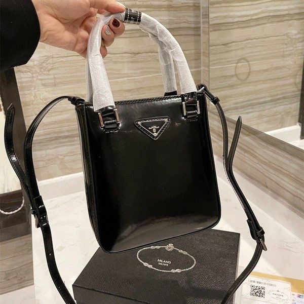 wholesale price luxury women purses handbags designers shoulder bags small baguettes underarm flap patent leather with triangle letters
wholesale price luxury women purses handbags designers shoulder bags small baguettes underarm flap patent leather with triangle letters