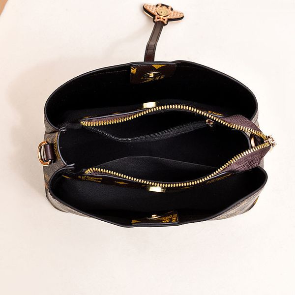 day packs small bag womens bag 2021 new fashion retro wide strap tote all-match womens shoulder messenger bag
day packs small bag womens bag 2021 new fashion retro wide strap tote all-match womens shoulder messenger bag