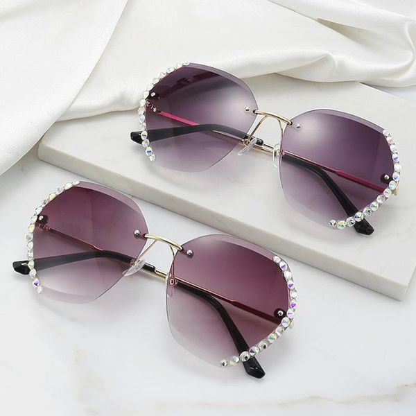 sunglasses oversized women luxury big frame metal sun glasses for female fashion designer rimless diamond vintage gafas de sol, White;black
sunglasses oversized women luxury big frame metal sun glasses for female fashion designer rimless diamond vintage gafas de sol, White;black