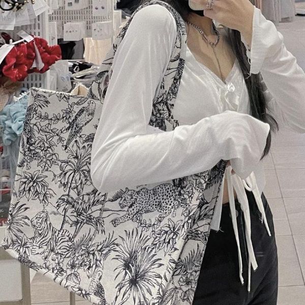 evening bags women's bag 2021 fashion shoulder woven canvas embroidery large-capacity tote portable shopping bag, satchels
evening bags women's bag 2021 fashion shoulder woven canvas embroidery large-capacity tote portable shopping bag, satchels