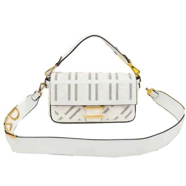 the new handbag in early spring can bag be carried on shoulder back or messenger which is simple and fashionable
the new handbag in early spring can bag be carried on shoulder back or messenger which is simple and fashionable