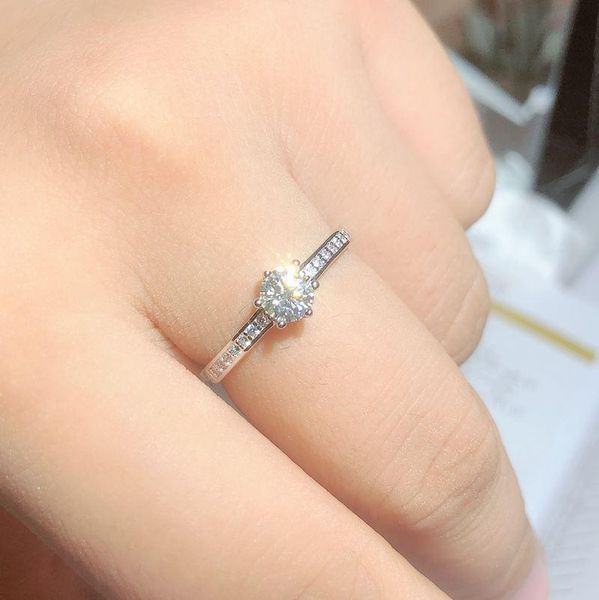 cluster rings moissanite, 925 silver fashion design, strong fire color,diamond, high hardness 0.5ct stone, Golden;silver
cluster rings moissanite, 925 silver fashion design, strong fire color,diamond, high hardness 0.5ct stone, Golden;silver