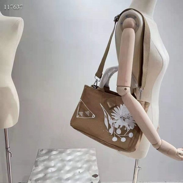 2021 spring and summer leisure shopping bag handbag high-end quality classic fashion ink painting pattern temperament ladies shoulder bags
2021 spring and summer leisure shopping bag handbag high-end quality classic fashion ink painting pattern temperament ladies shoulder bags