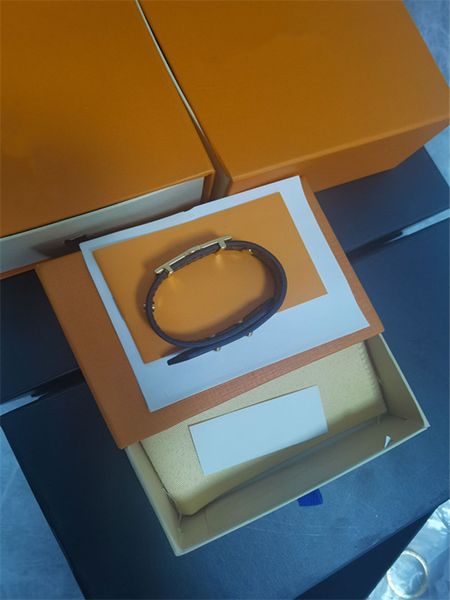 2021 fashion designer men & women bangle bracelet leather jewelry with gift box, Black
2021 fashion designer men & women bangle bracelet leather jewelry with gift box, Black