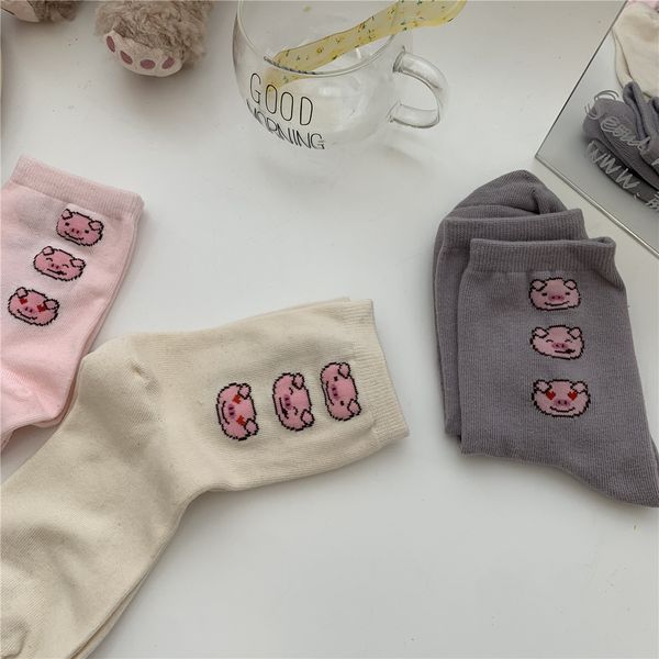 2021 autumn and winter versatile cartoon cute pig middle tube women' cotton socks, Red;black
2021 autumn and winter versatile cartoon cute pig middle tube women' cotton socks, Red;black