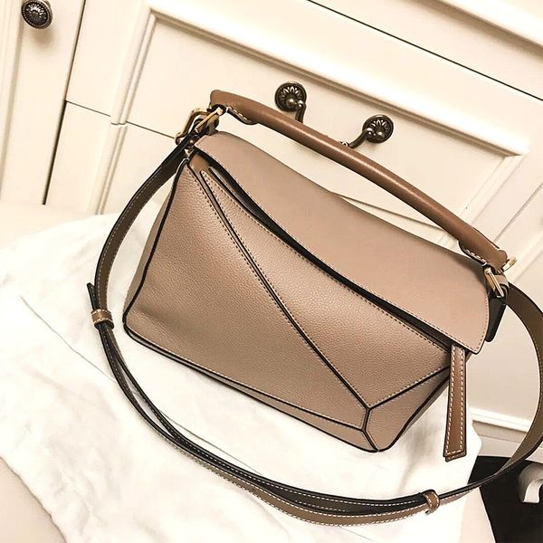 2021 new leather women's bag fashion stitching geometric cowhide pillow hand one shoulder slant span
2021 new leather women's bag fashion stitching geometric cowhide pillow hand one shoulder slant span
