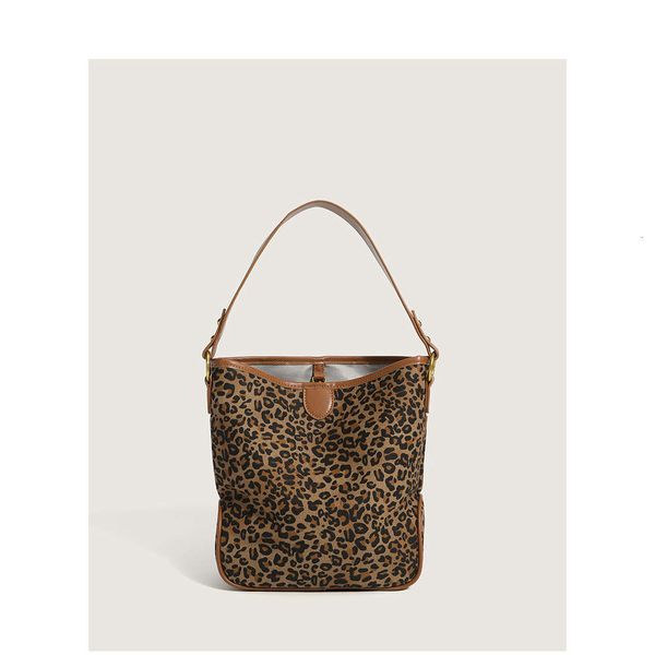 leopard print small tote bag 2021 autumn and winter tide leisure women's satchel fashion armpit single shoulder
leopard print small tote bag 2021 autumn and winter tide leisure women's satchel fashion armpit single shoulder
