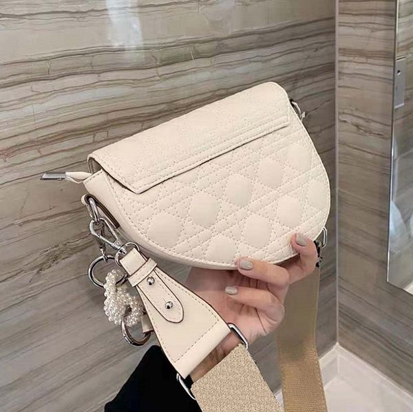 2021 new tidal current ladies handbag crossbody temperament shoulder bag canvas large capacity and dust bags 043566
2021 new tidal current ladies handbag crossbody temperament shoulder bag canvas large capacity and dust bags 043566