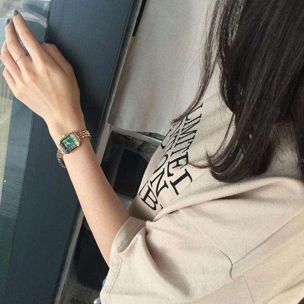 wristwatches ancient art square fashion rectangular green dial with zircon stone chain light luxury quartz watch, Slivery;brown
wristwatches ancient art square fashion rectangular green dial with zircon stone chain light luxury quartz watch, Slivery;brown