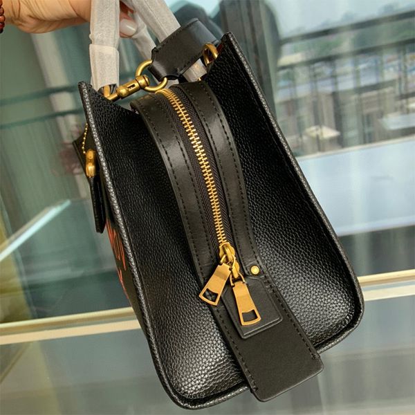 women luxurys designers bags rogue 25 cm graffiti tote bag 1941 series single shoulder purse senior feeling restoring ancient ways cowhide, Red;black
women luxurys designers bags rogue 25 cm graffiti tote bag 1941 series single shoulder purse senior feeling restoring ancient ways cowhide, Red;black