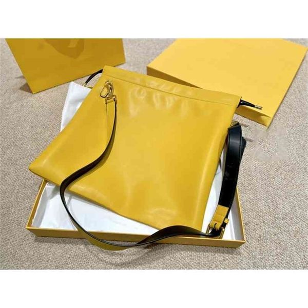 fend 2021 yellow double ff patent leather comfortable hardware high version single shoulder portable messenger fashionable women's bag
fend 2021 yellow double ff patent leather comfortable hardware high version single shoulder portable messenger fashionable women's bag