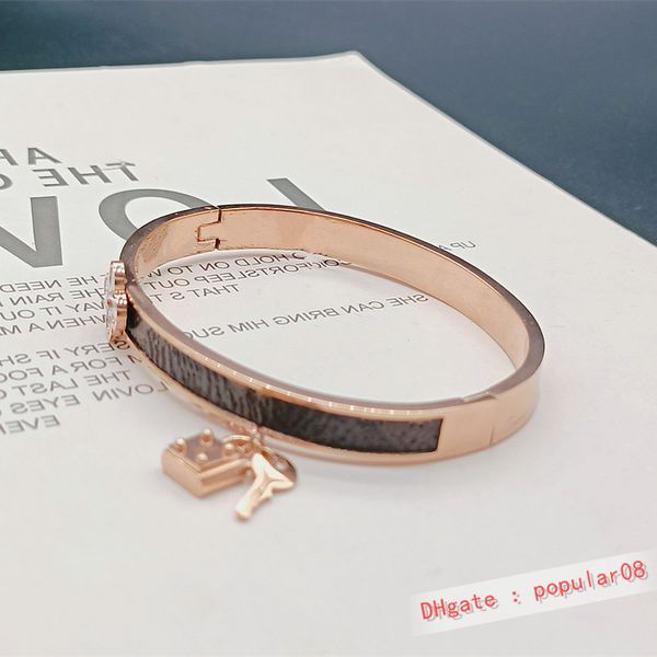 clover bracelets classic charm fashion stainless steel four-leaf design party proposal to send lover men and women jewelry lock pendant gift, Golden;silver
clover bracelets classic charm fashion stainless steel four-leaf design party proposal to send lover men and women jewelry lock pendant gift, Golden;silver