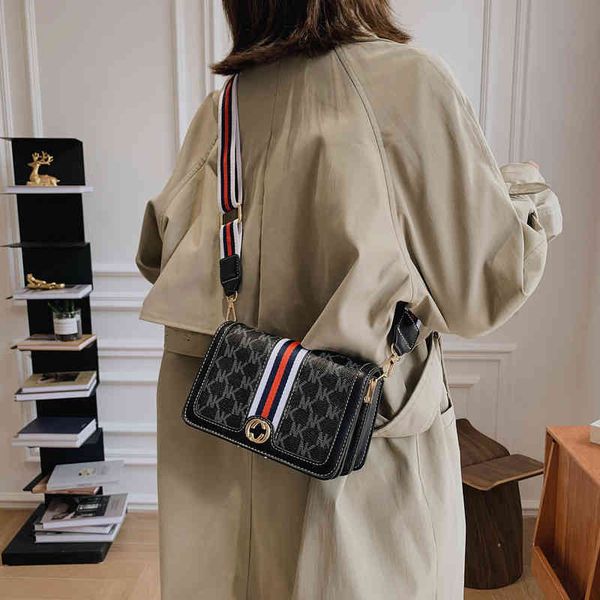 2022 factory wholesale women's fashion printed single contrast color wide shoulder belt messenger small square bag
2022 factory wholesale women's fashion printed single contrast color wide shoulder belt messenger small square bag