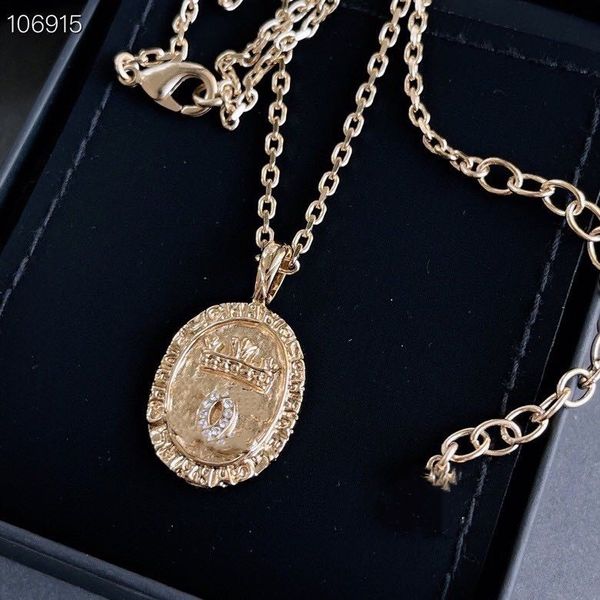 2021 new brand designer pendant embossed gold coin round charm long sweater necklace short chain for women and men jewelry gift in a box, Silver
2021 new brand designer pendant embossed gold coin round charm long sweater necklace short chain for women and men jewelry gift in a box, Silver