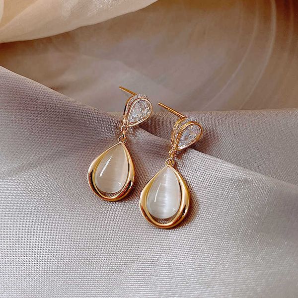 925 silver needle cat's eye water drop advanced sense women's new fashion commuting net red temperament earrings
925 silver needle cat's eye water drop advanced sense women's new fashion commuting net red temperament earrings