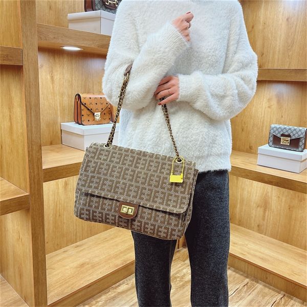 letter chain versatile messenger bag new fashion texture commuter bag one shoulder tote
letter chain versatile messenger bag new fashion texture commuter bag one shoulder tote