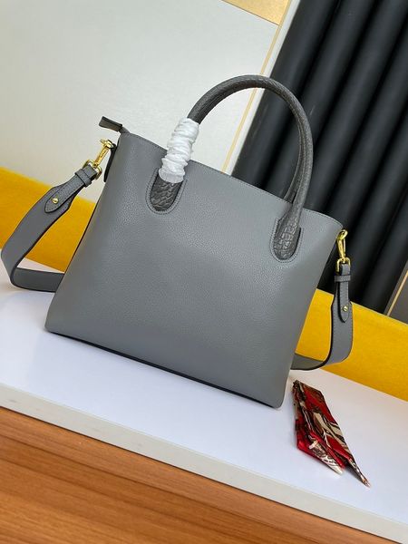 designer handbag, square-shaped bag money cross-bod fashion classic letters flower pattern luxury shopping size 31-27-15cm, Red;black
designer handbag, square-shaped bag money cross-bod fashion classic letters flower pattern luxury shopping size 31-27-15cm, Red;black