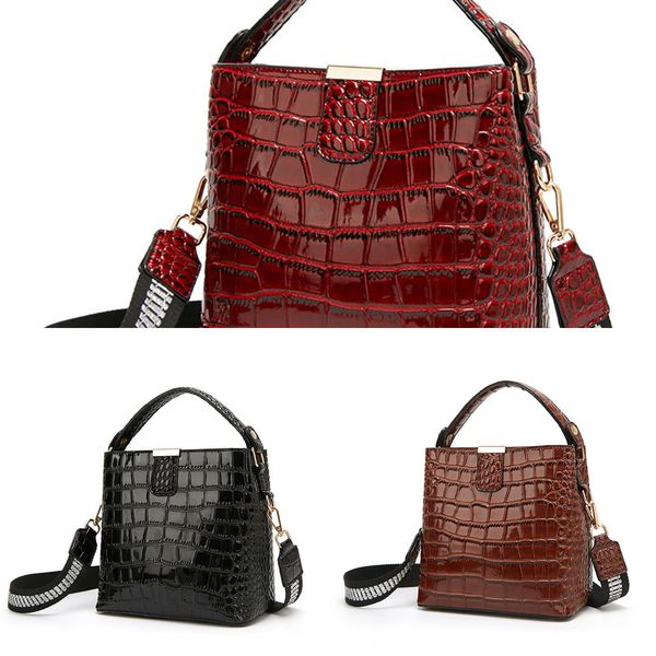2021 new summer patent leather women's crocodile pattern hand one shoulder slung fashionable bucket lady's bag, Black;red
2021 new summer patent leather women's crocodile pattern hand one shoulder slung fashionable bucket lady's bag, Black;red