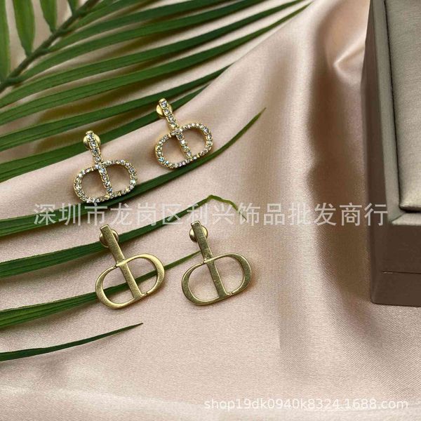 d family earrings liu yuxin's same diamond inlaid s925 sier needle women's simple atmosphere, Golden
d family earrings liu yuxin's same diamond inlaid s925 sier needle women's simple atmosphere, Golden