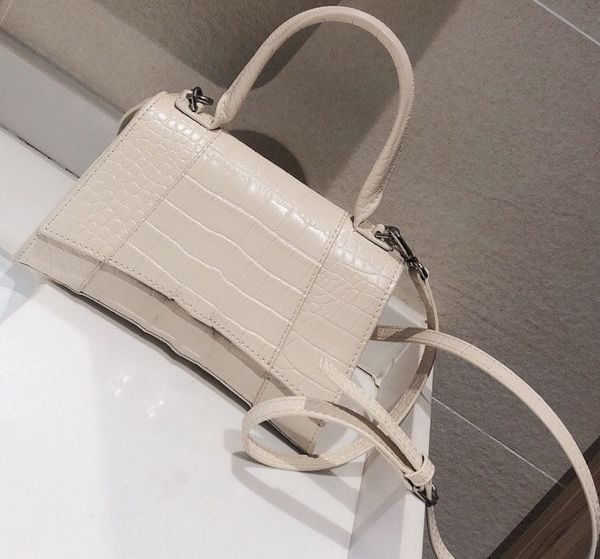 2020 new designer handbag quality luxury handbag famous brand designer handbag ladies bag diagonal bag fashion leather shoulder bag 227
2020 new designer handbag quality luxury handbag famous brand designer handbag ladies bag diagonal bag fashion leather shoulder bag 227