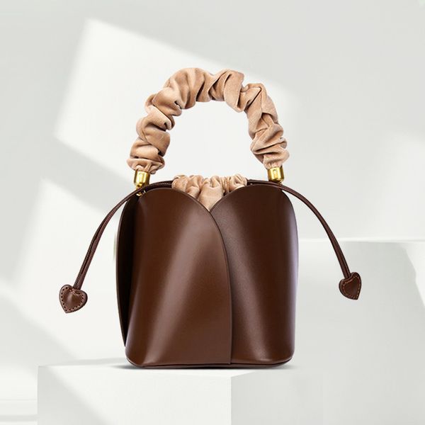 design hand 2021 new flower bucket petal cowhide niche design one shoulder cross leather women's bag, Red;black
design hand 2021 new flower bucket petal cowhide niche design one shoulder cross leather women's bag, Red;black