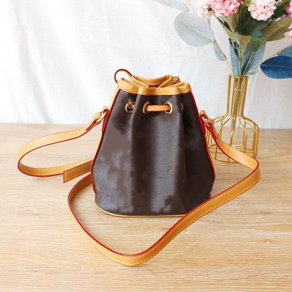 designer shoulder bag totes handbag bags classic handbags flower ladies tote and large capacity leather women's fashion messenger women
designer shoulder bag totes handbag bags classic handbags flower ladies tote and large capacity leather women's fashion messenger women