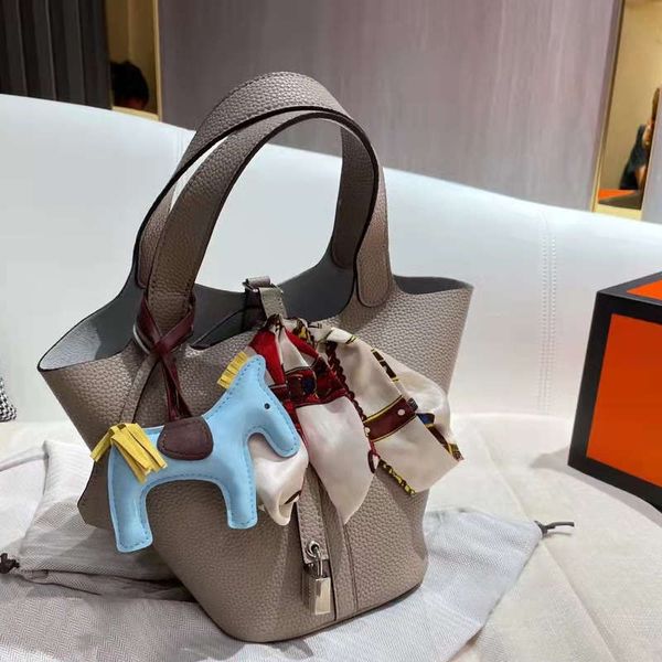 21ss new women bucket bags designers multicolor soft leather with liner bag and pony ornaments send a silk scarf 9 colors
21ss new women bucket bags designers multicolor soft leather with liner bag and pony ornaments send a silk scarf 9 colors
