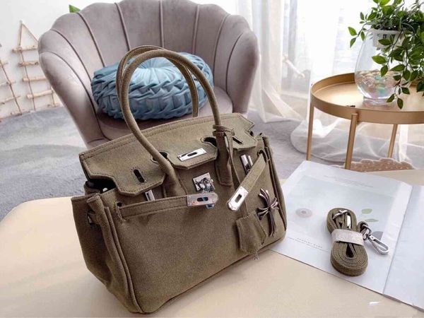 birkin series fashion leather belt decorated horizontal square khaki color middle lock soft handle solid color handbag
birkin series fashion leather belt decorated horizontal square khaki color middle lock soft handle solid color handbag