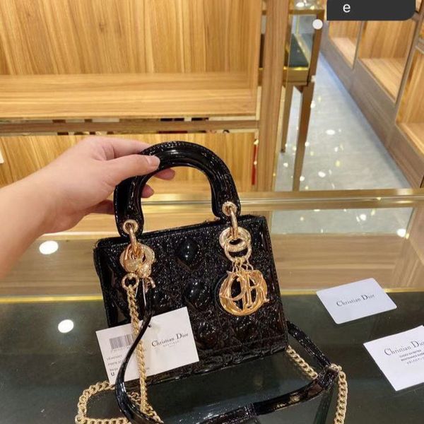 2021 spring new fashion women's chain princess size small patent leather bright bread gold button bag mail crossbody bag ysj
2021 spring new fashion women's chain princess size small patent leather bright bread gold button bag mail crossbody bag ysj