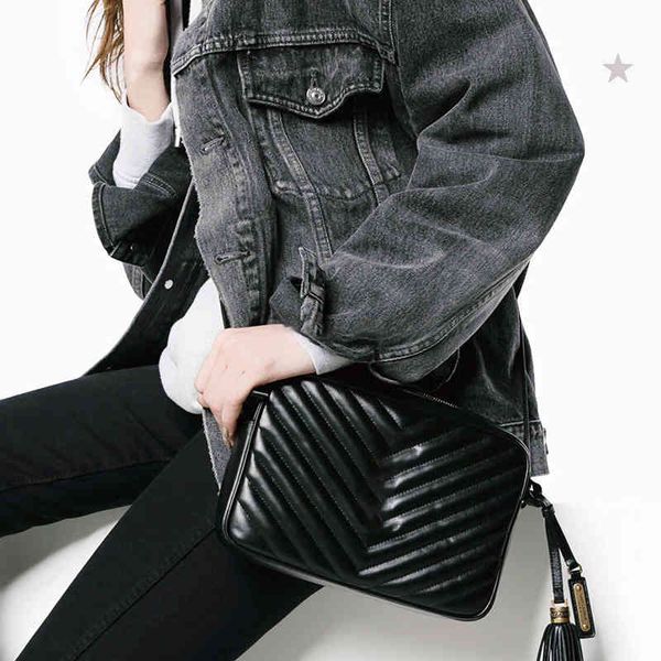 women luxurys designers bags 2021 v grid stitching handbags fashion luxury designer handbag solid pure color tassel crossbody bag genuine
women luxurys designers bags 2021 v grid stitching handbags fashion luxury designer handbag solid pure color tassel crossbody bag genuine