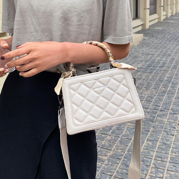 2021 new women's fashion lingge box wide shoulder belt portable diamond inlaid messenger bag
2021 new women's fashion lingge box wide shoulder belt portable diamond inlaid messenger bag