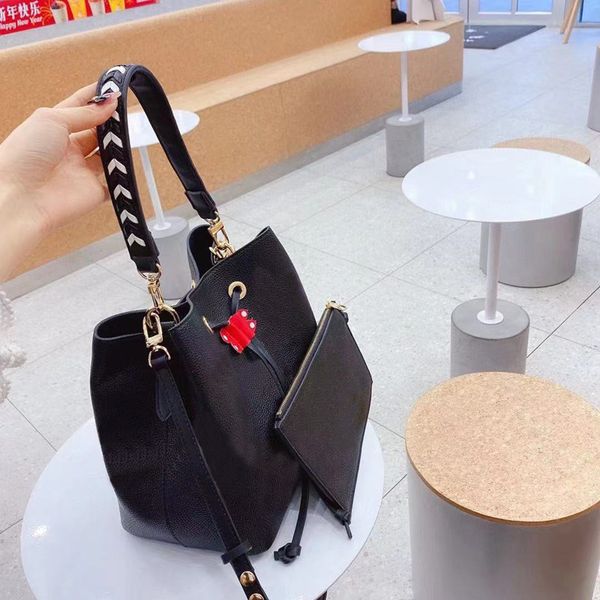 2021 spring and summer soft shoulder bag leather tightening drawstring bucket wallet small two-piece suit one-shoulder detachable messenger
2021 spring and summer soft shoulder bag leather tightening drawstring bucket wallet small two-piece suit one-shoulder detachable messenger