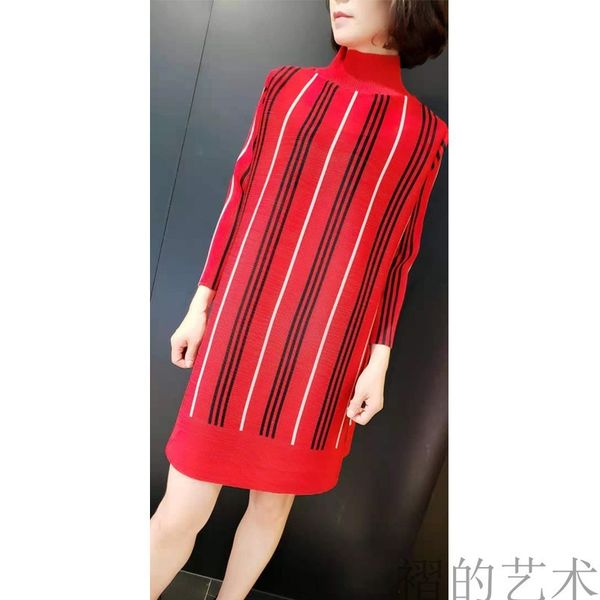 dress fabric miyake pleated one-piece three quarter stripe straight, Black;gray
dress fabric miyake pleated one-piece three quarter stripe straight, Black;gray