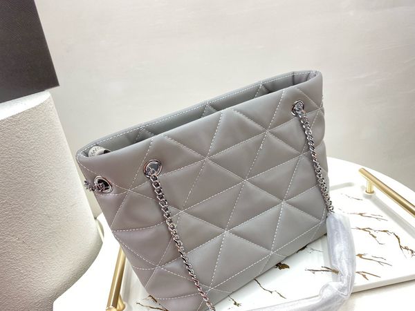 2021 new velvet lady chain bag quality feel imported hardware super brand luxury single shoulder bag pra
2021 new velvet lady chain bag quality feel imported hardware super brand luxury single shoulder bag pra