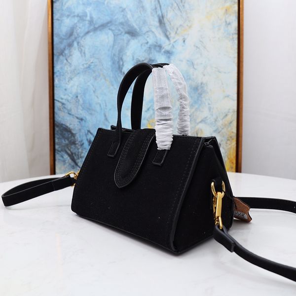 amazing women famous luxury shoulder bags 2021 summer and autumn fashon ladies crossbody bag triangle-bags high-quality solid suede handbags
amazing women famous luxury shoulder bags 2021 summer and autumn fashon ladies crossbody bag triangle-bags high-quality solid suede handbags