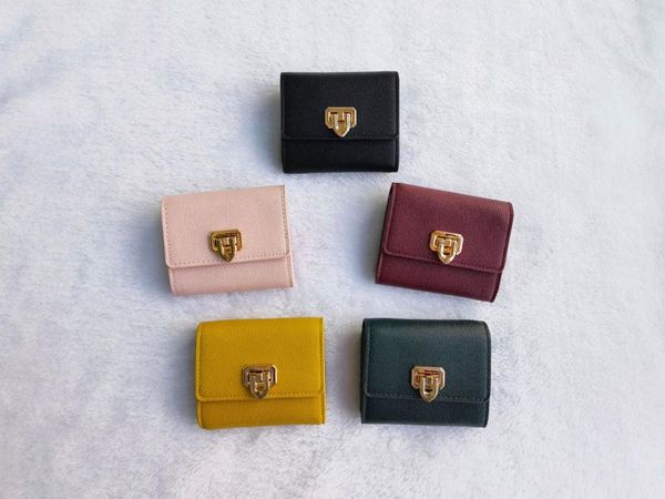 there are logos, simple and fashionable, disturbing the 2021 small square lock wallet card holder 6-10680883 wallets, Red;black
there are logos, simple and fashionable, disturbing the 2021 small square lock wallet card holder 6-10680883 wallets, Red;black