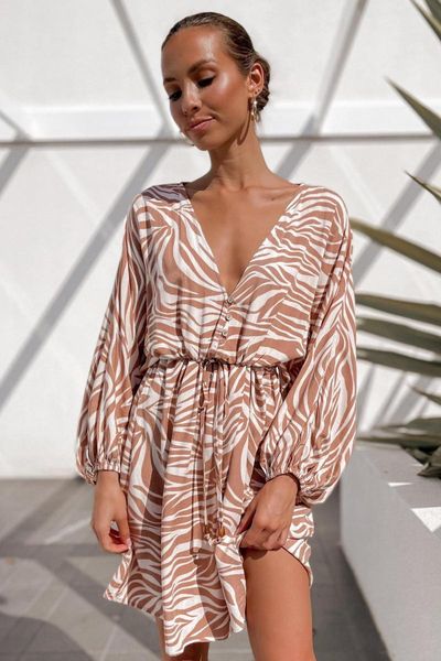 casual dresses 2021 european and american style long-sleeved women's zebra print v-neck high-waist lace-up buckle large dress, Black;gray
casual dresses 2021 european and american style long-sleeved women's zebra print v-neck high-waist lace-up buckle large dress, Black;gray