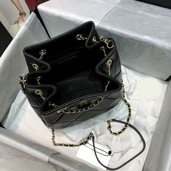 style fine suede leather fashion can be worn on one shoulder volume is not big capacity is very big gold button with pull rope 25456
style fine suede leather fashion can be worn on one shoulder volume is not big capacity is very big gold button with pull rope 25456