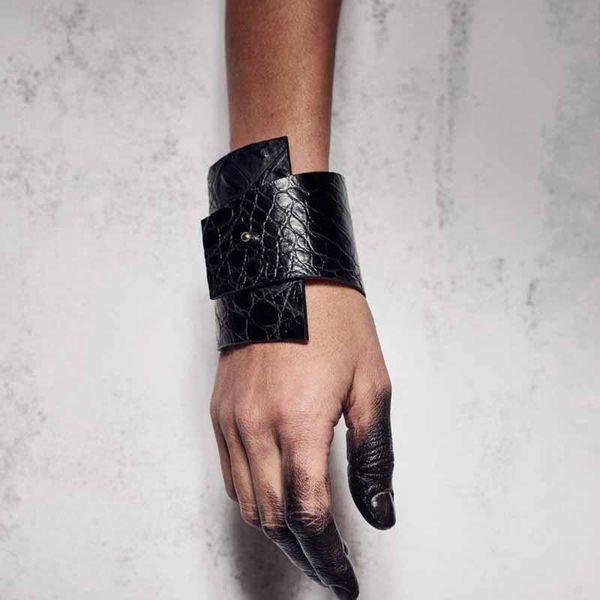 pcs/lot wholesale luxury crack punk black leather bracelets for women jewelry tennis, Golden;silver
pcs/lot wholesale luxury crack punk black leather bracelets for women jewelry tennis, Golden;silver
