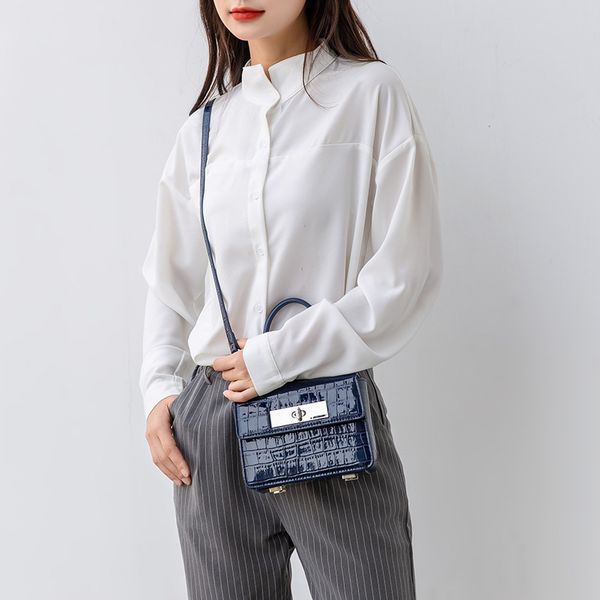 design 2021 new fashion women's small advanced sense box handbag leisure one shoulder messenger bag, Red;black
design 2021 new fashion women's small advanced sense box handbag leisure one shoulder messenger bag, Red;black
