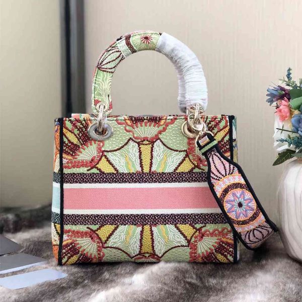 design hand luxury tote 2021 fashion new embroidered women's designer handbag chain shoulder messenger bag
design hand luxury tote 2021 fashion new embroidered women's designer handbag chain shoulder messenger bag