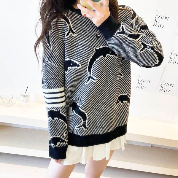 21 early autumn new round neck tb four bars covered with dolphin jacquard leisure loose women's sweater pullover, White;black
21 early autumn new round neck tb four bars covered with dolphin jacquard leisure loose women's sweater pullover, White;black