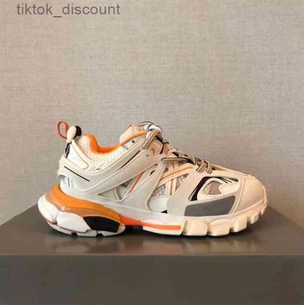 2021 luxurys designer shoes men track 3.0 sneakers leather trainers women mesh nylon printed 3m triple s platform casual shoe with box 
2021 luxurys designer shoes men track 3.0 sneakers leather trainers women mesh nylon printed 3m triple s platform casual shoe with box